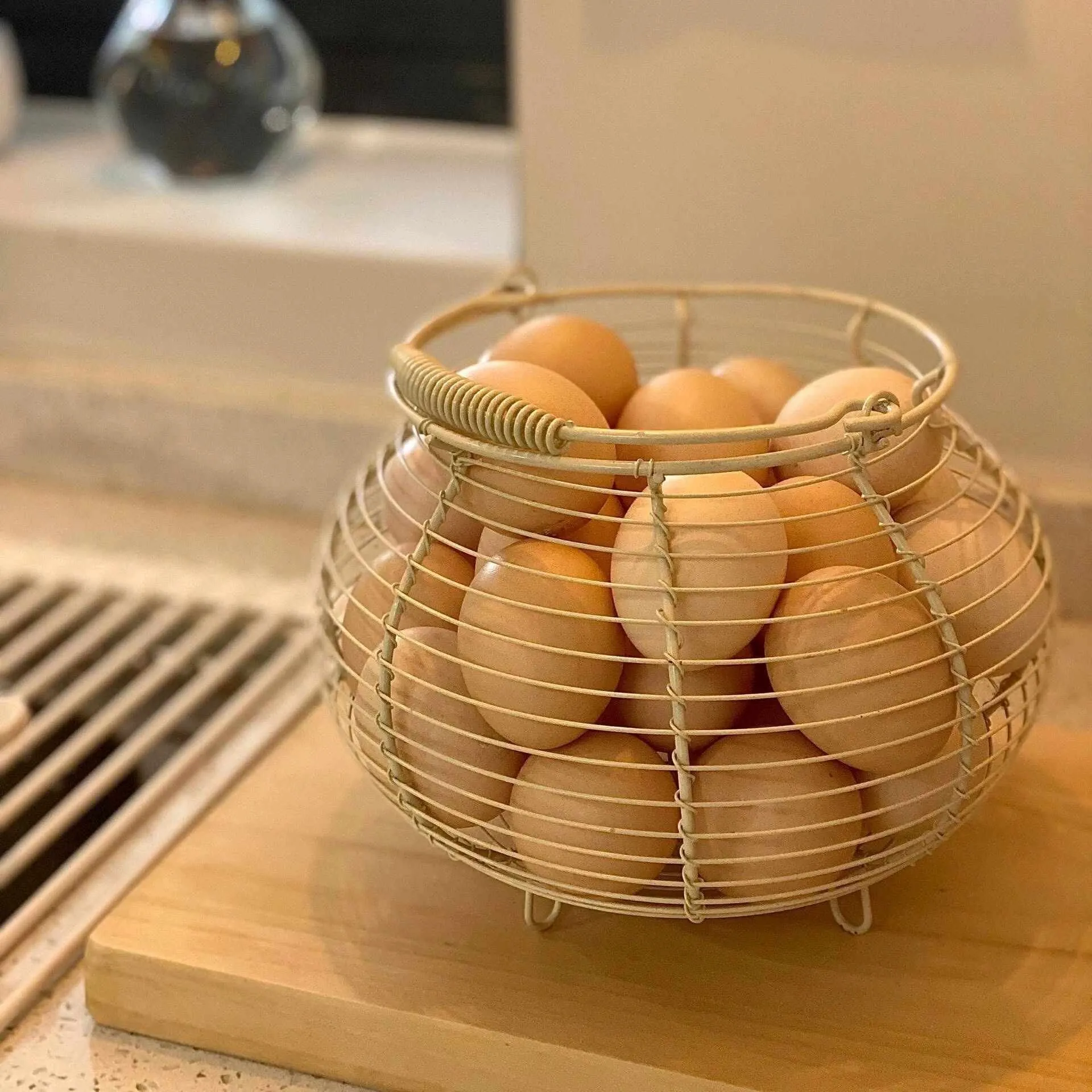 Eggs holder metal handle