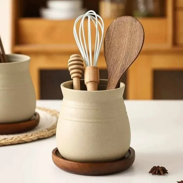 Ceramic spoon holder with wooden plate