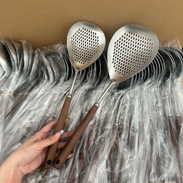 304 Stainless Steel Colander Kitchen Household Fish Spoon Fried Fish Spoon One-piece Large-size Fence Strainer