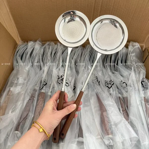 Yinuo Kitchen's New Foaming Spoon, 304 Stainless Steel Oil Filter Spoon with Walnut Wood Handle, for Filtering Soy Milk and Hot Pot