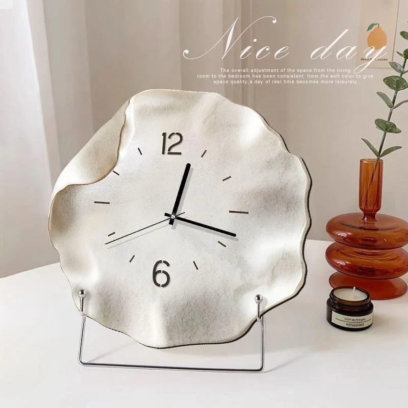 Cream-colored modern minimalist creative small clock